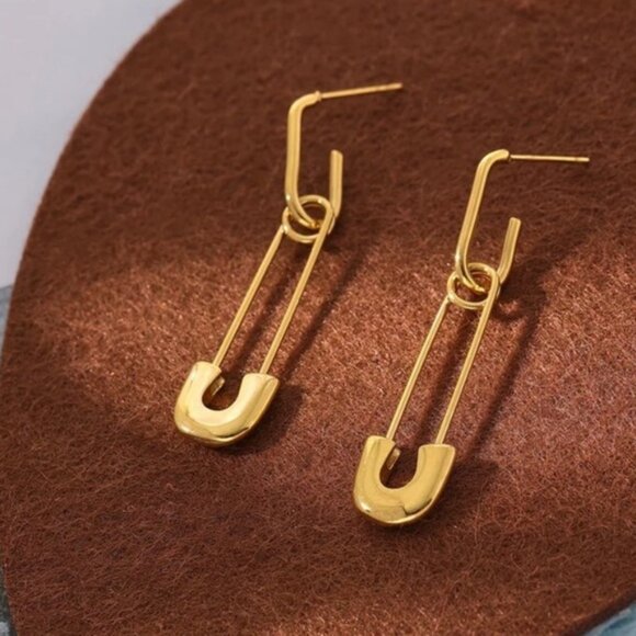 Jewelry - ⭐️Gold plated pin drop dangle earrings